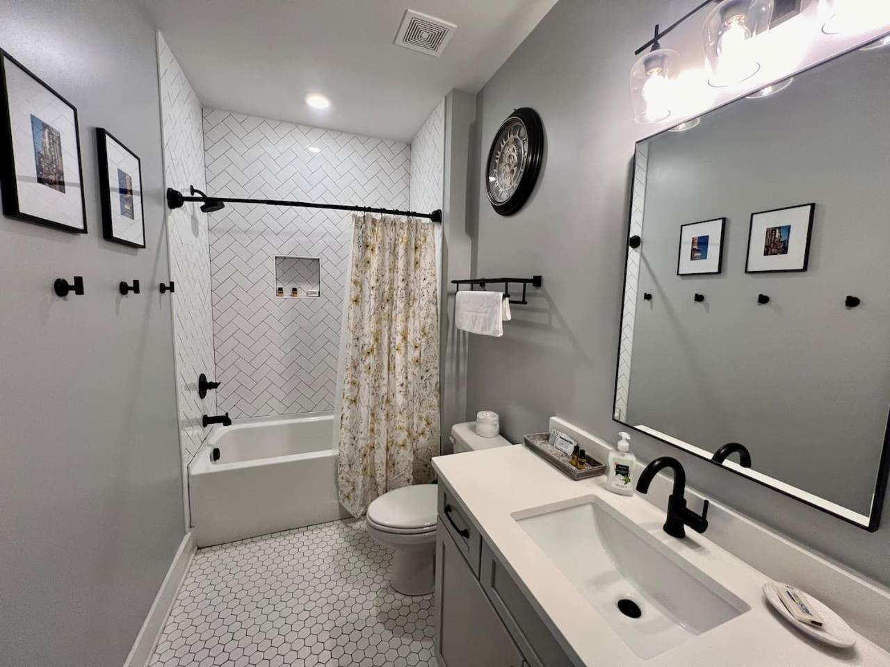 Holiday home Modern Downtown Brand New Great Location