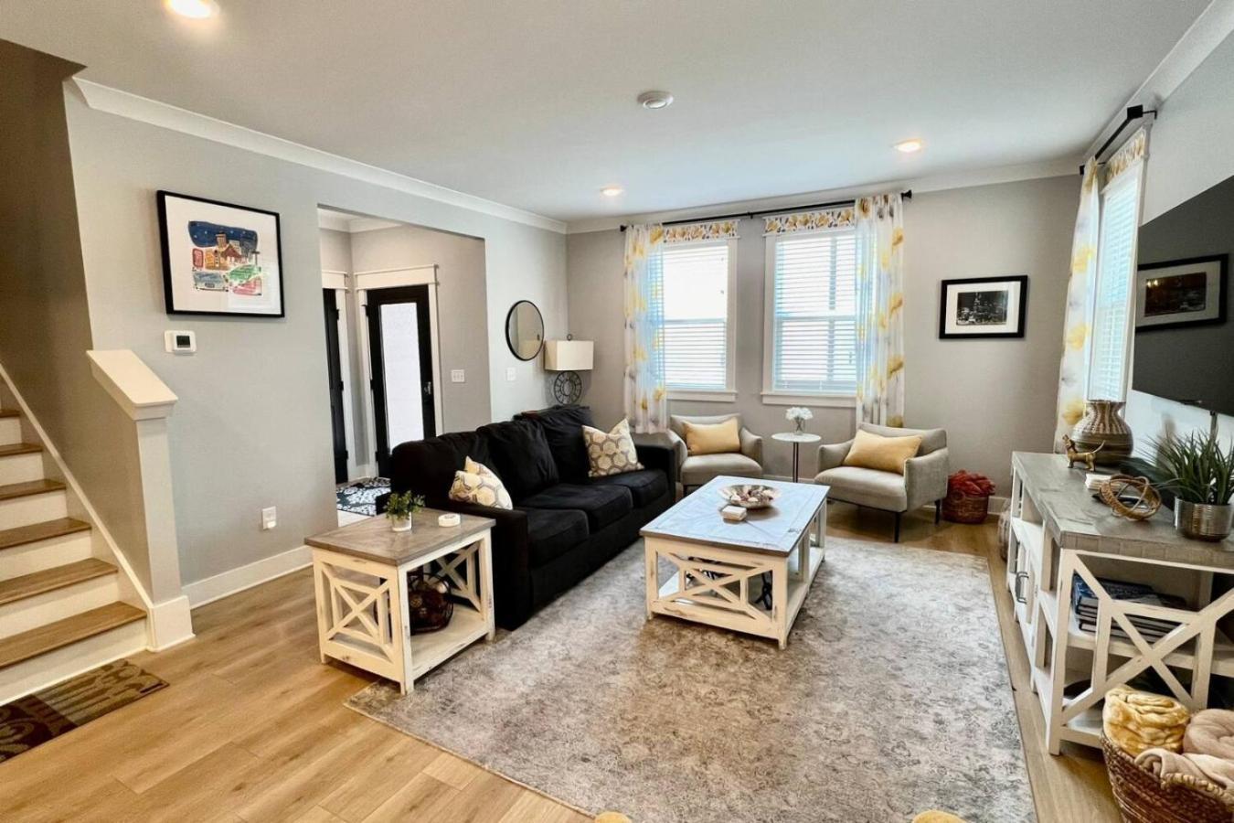 Modern Downtown Brand New Great Location *