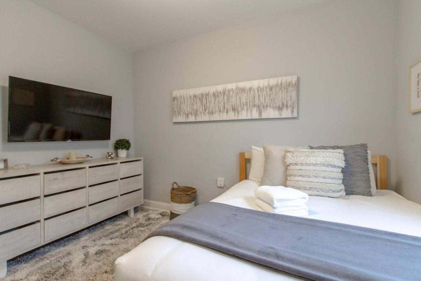 Music Charmer Tons Of Beds Thirty Day Minimum Holiday home *