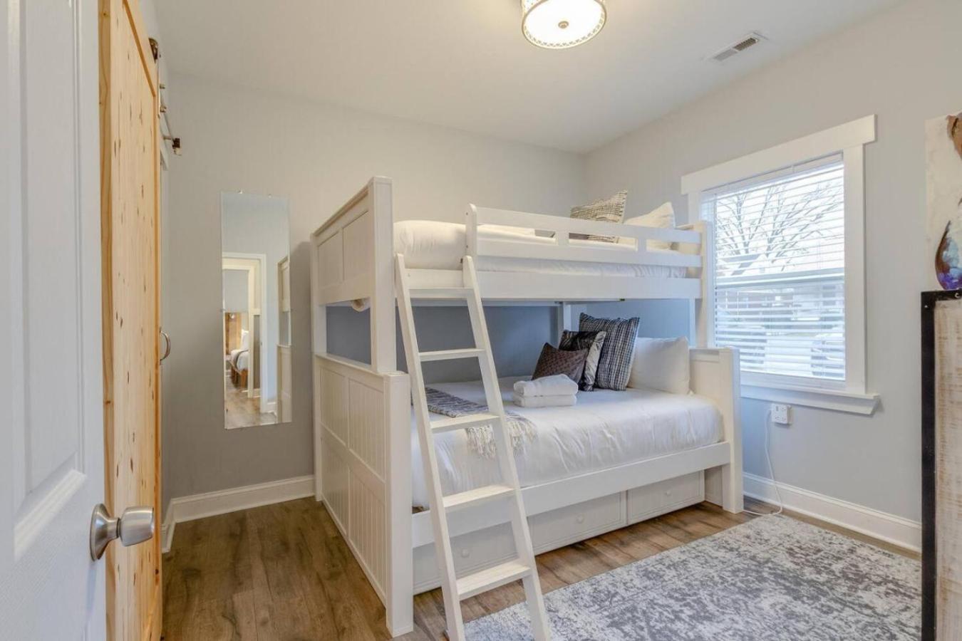 Holiday home Music Charmer Tons Of Beds Thirty Day Minimum *