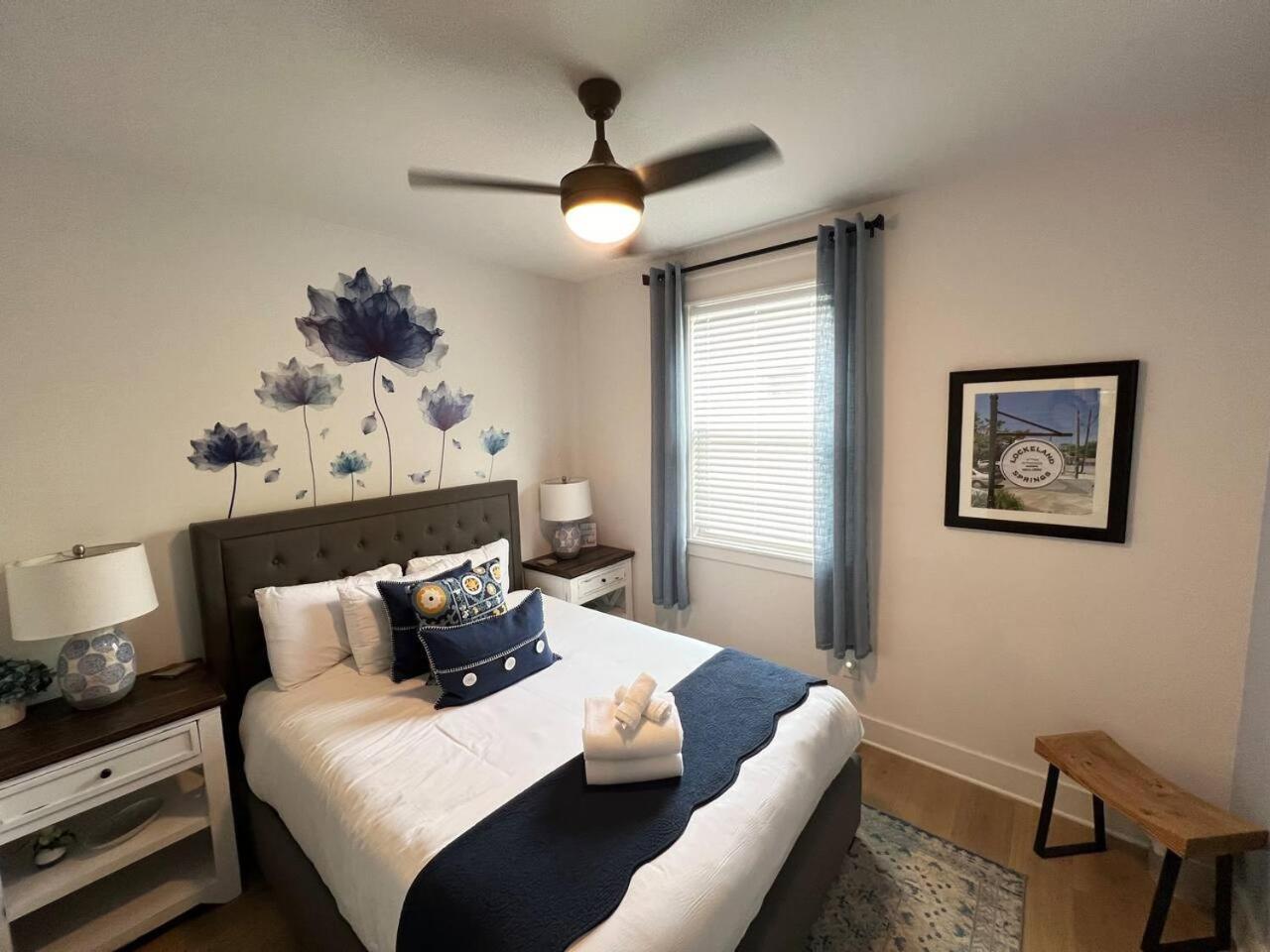 Modern Downtown Brand New Great Location Holiday home *