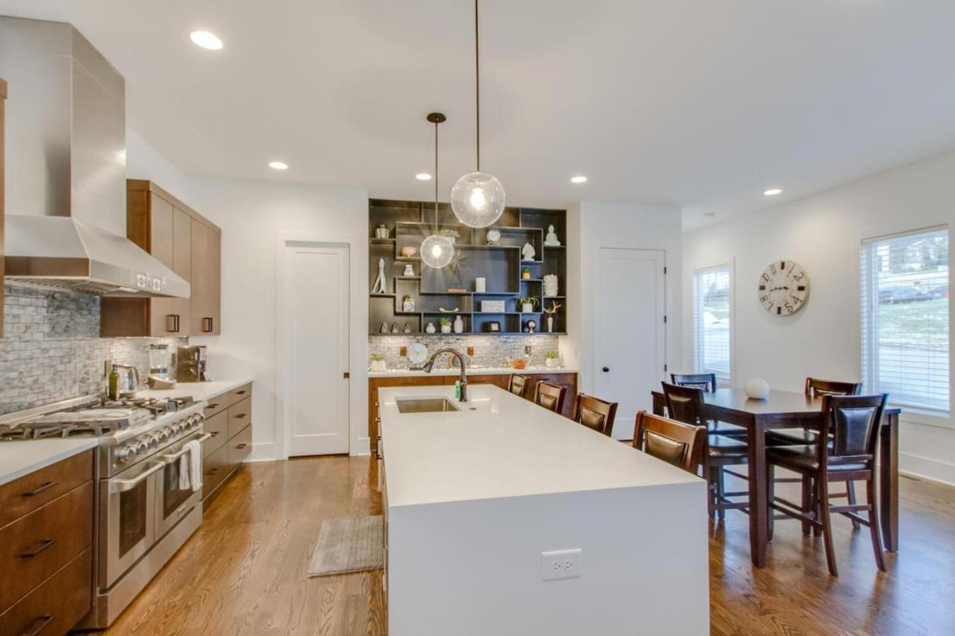 Modern Game Table Minutes To Broadway Holiday home *