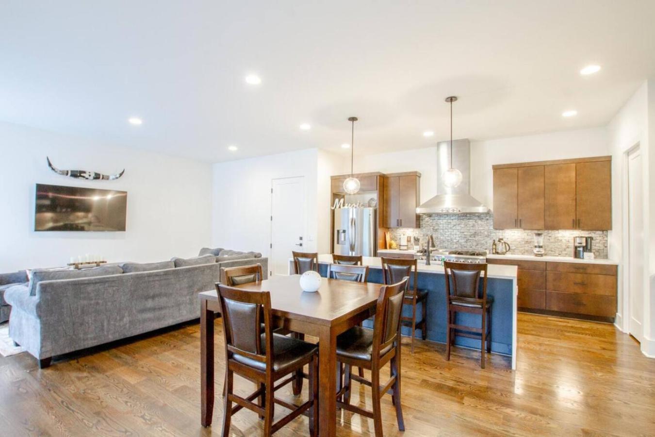 Modern Game Table Minutes To Broadway Holiday home