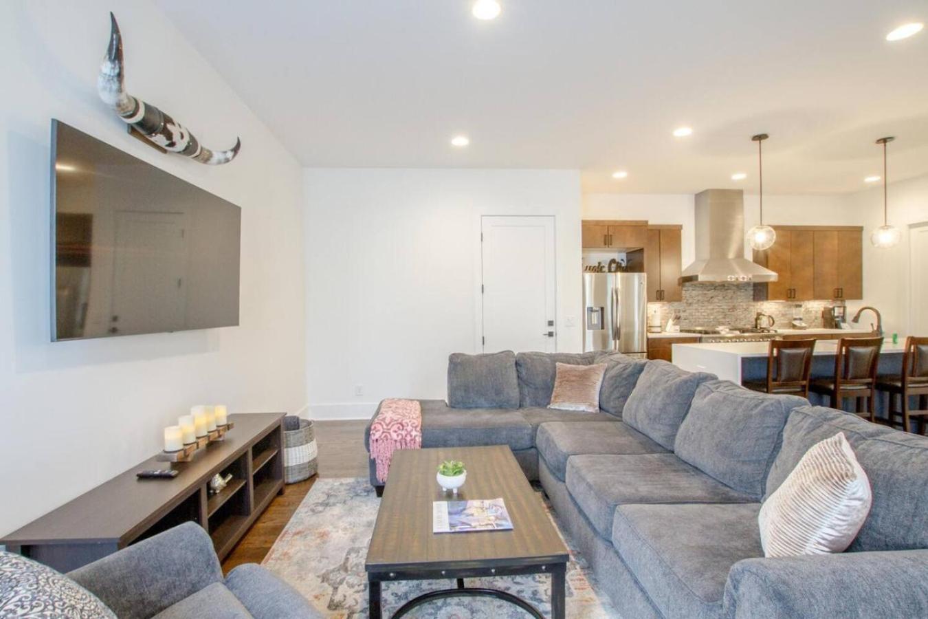 Modern Game Table Minutes To Broadway Holiday home *