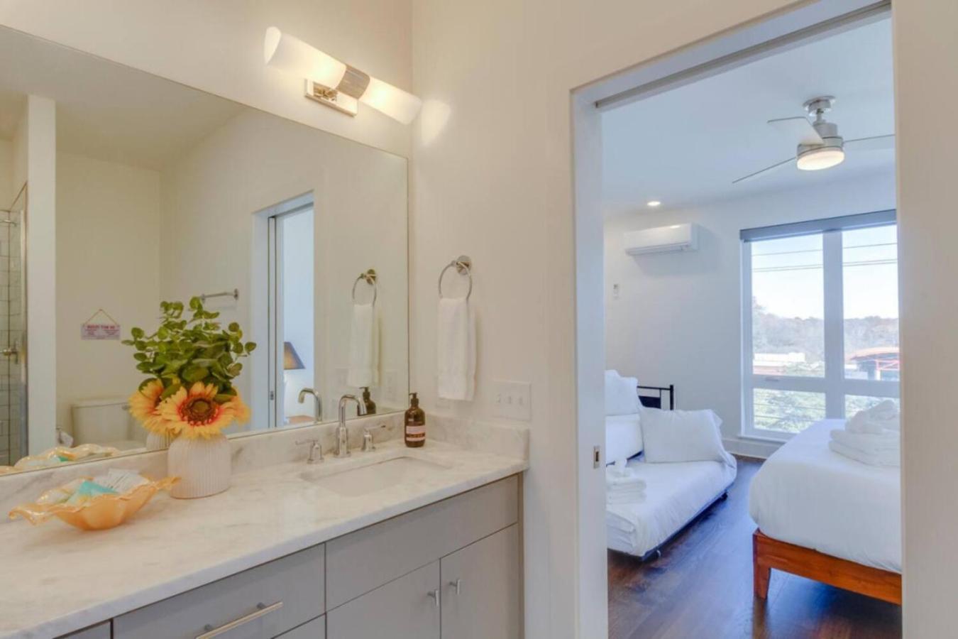 Sleek Large Retreat 9 Beds Modern Kitchen Holiday home Nashville