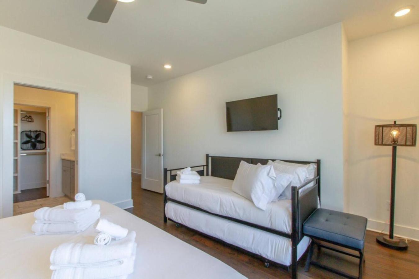 Sleek Large Retreat 9 Beds Modern Kitchen Holiday home Nashville