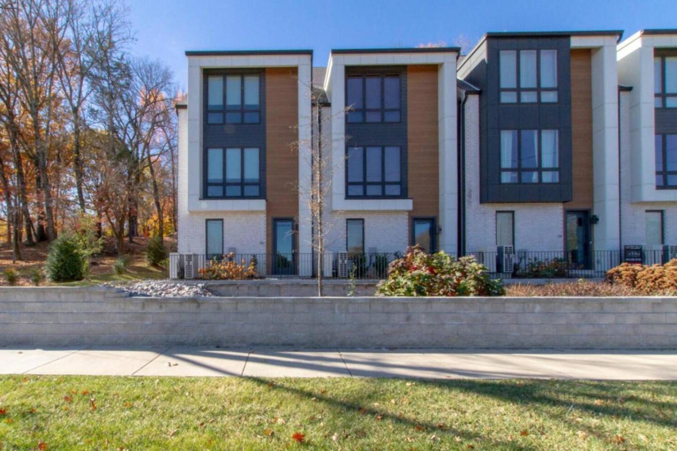 Sleek Large Retreat 9 Beds Modern Kitchen Holiday home *