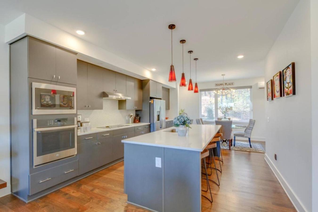Sleek Large Retreat 9 Beds Modern Kitchen Holiday home *