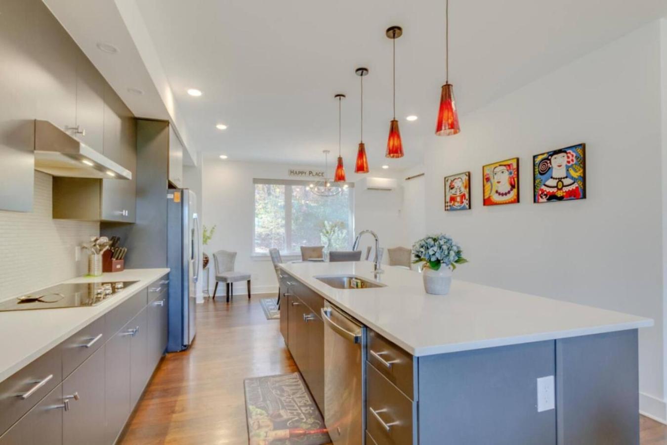 Sleek Large Retreat 9 Beds Modern Kitchen Holiday home
