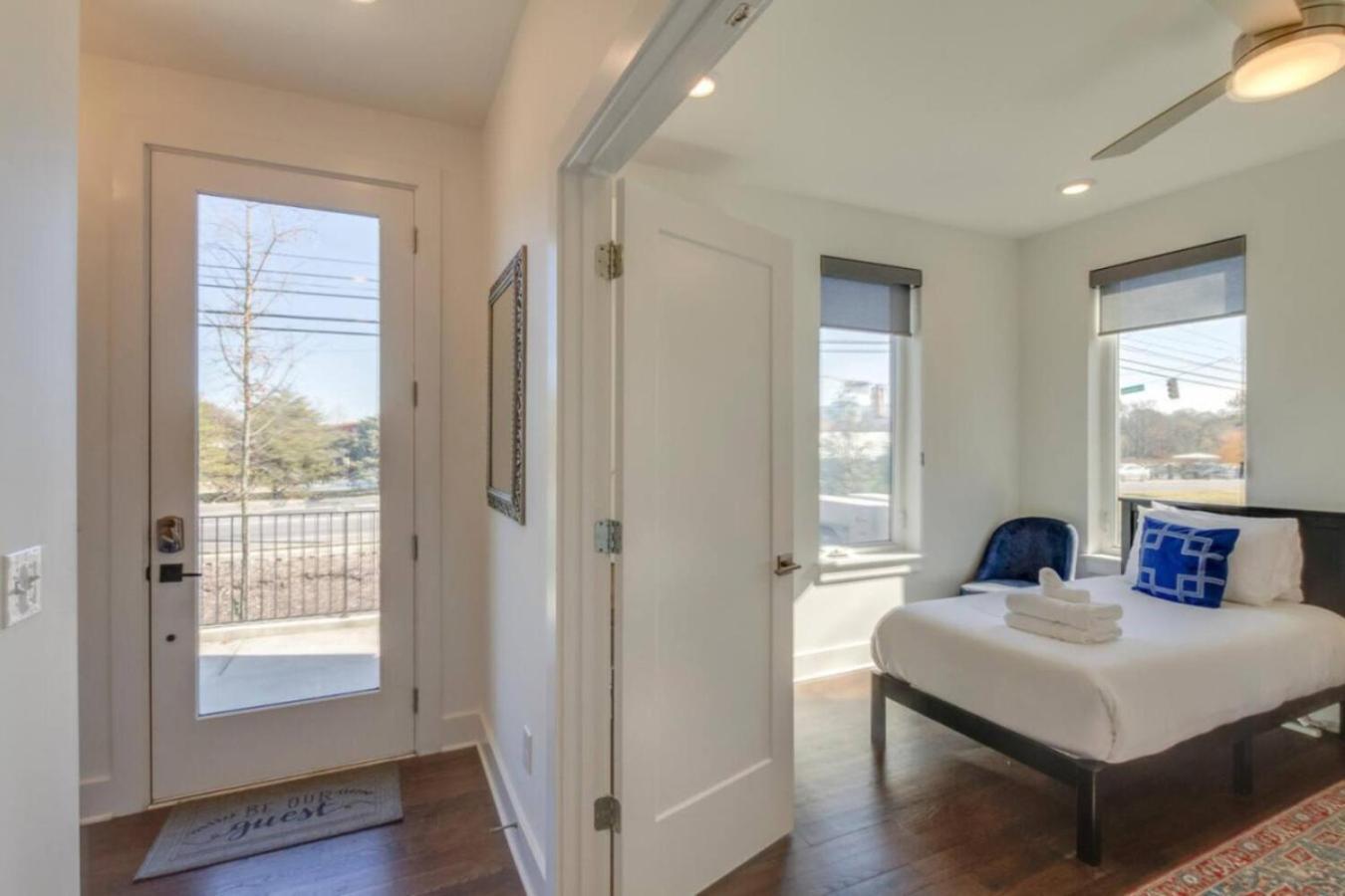 Sleek Large Retreat 9 Beds Modern Kitchen Holiday home Nashville