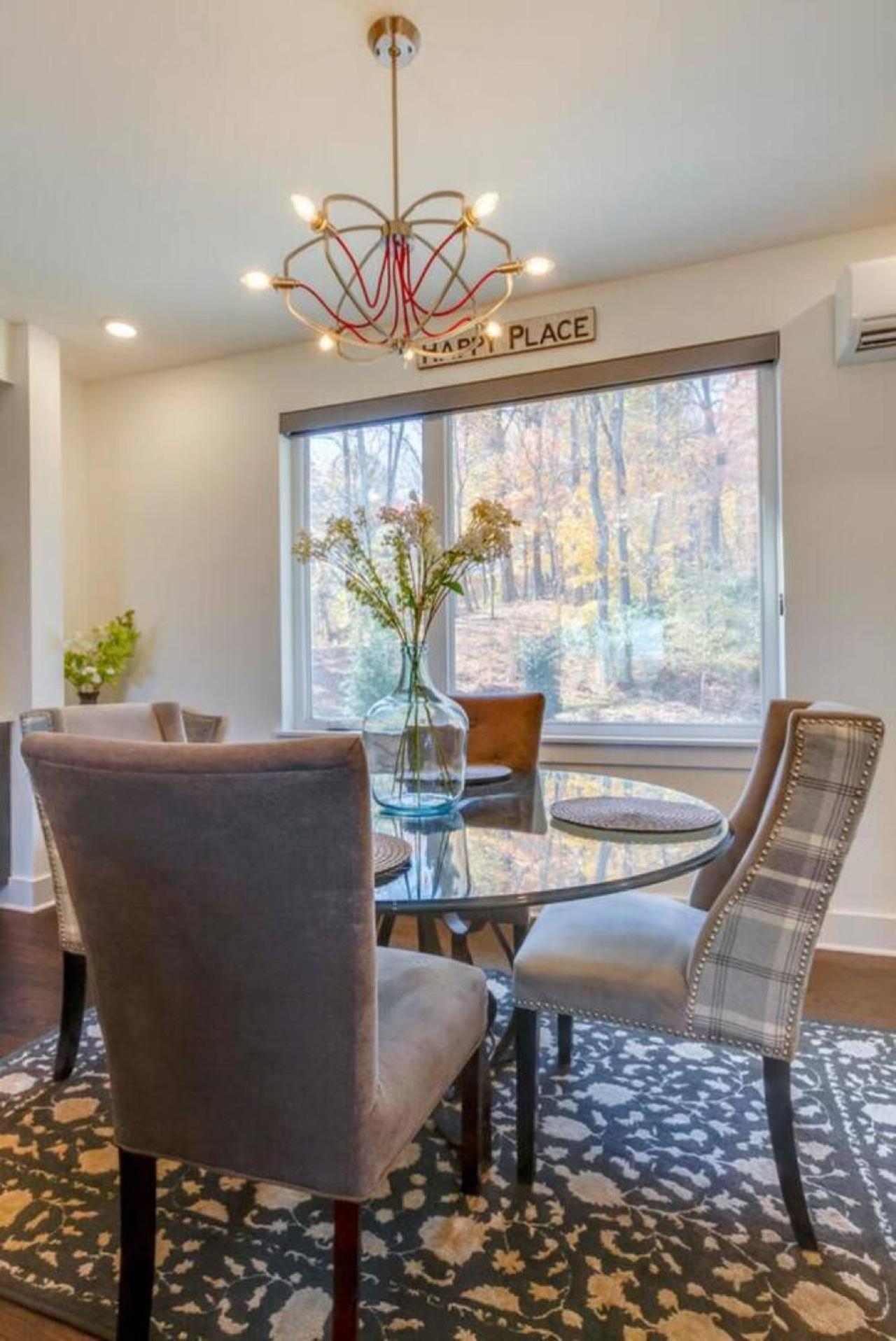 Sleek Large Retreat 9 Beds Modern Kitchen Holiday home Nashville