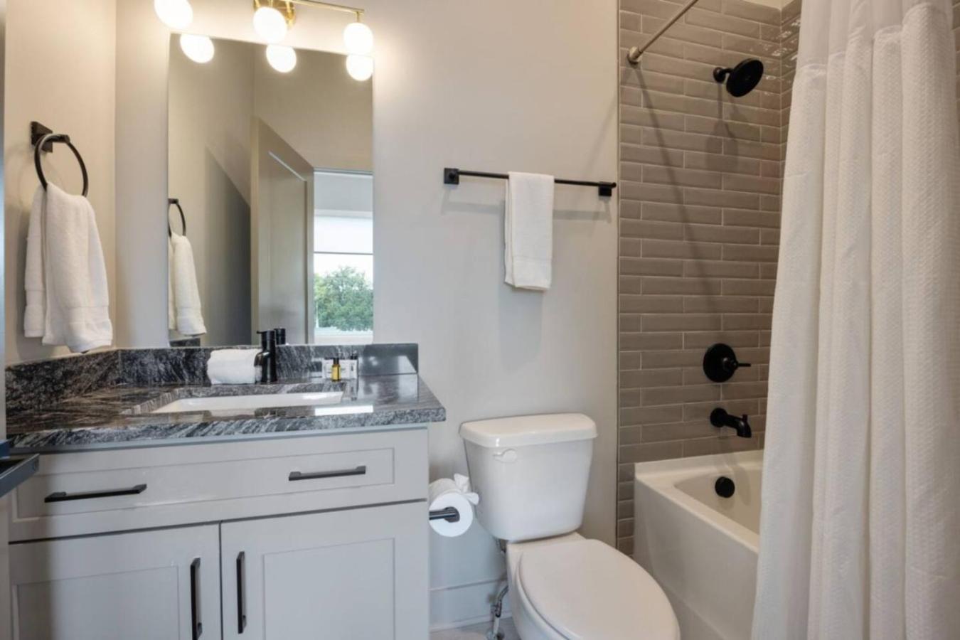 Hey Gorgeous Townhome 4 Bedrooms 4.5 Bathrooms Holiday home