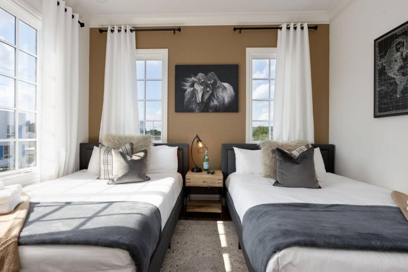 Downtown Luxury Large Townhome Lots Of Beds Holiday home