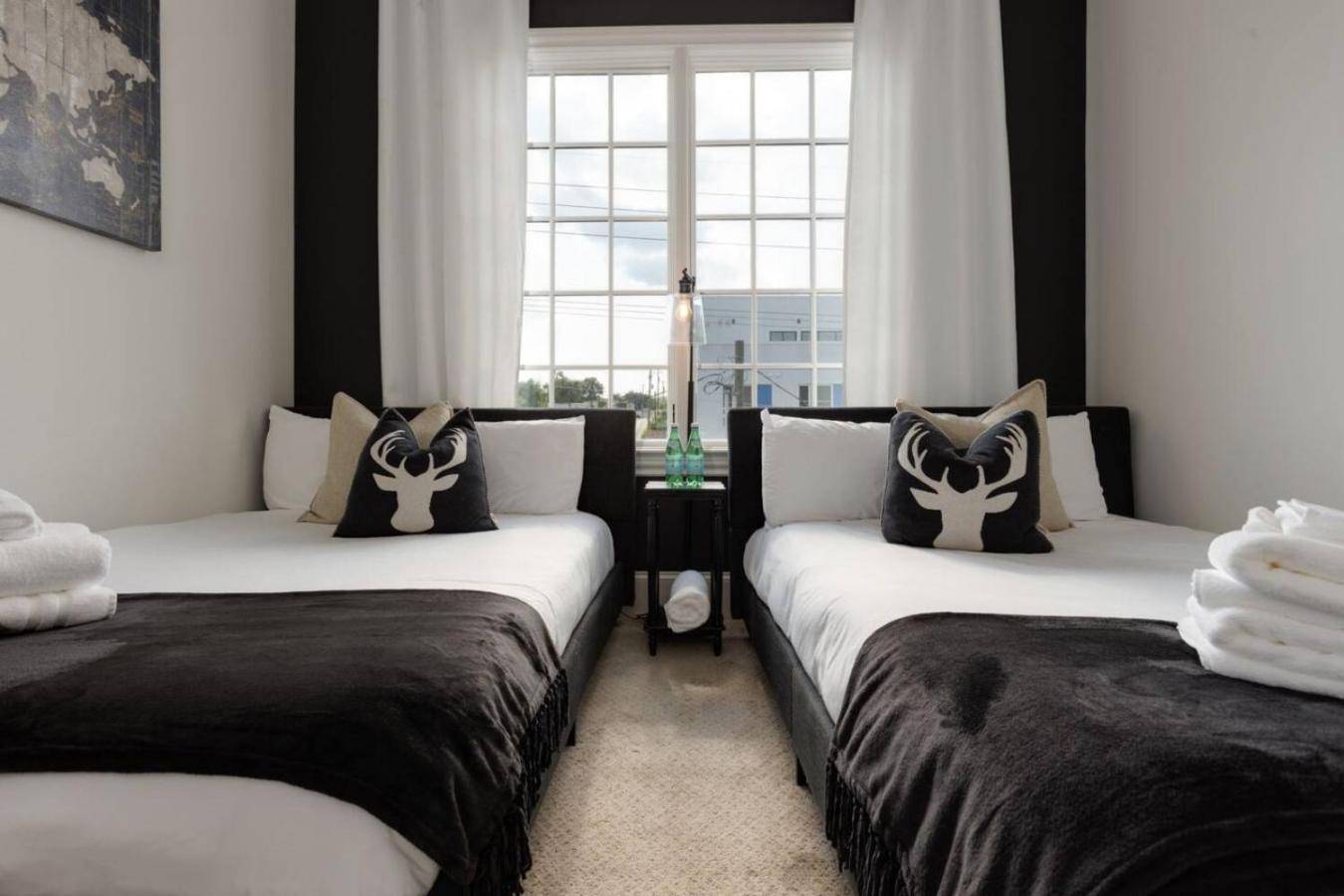 Downtown Luxury Large Townhome Lots Of Beds Holiday home Nashville