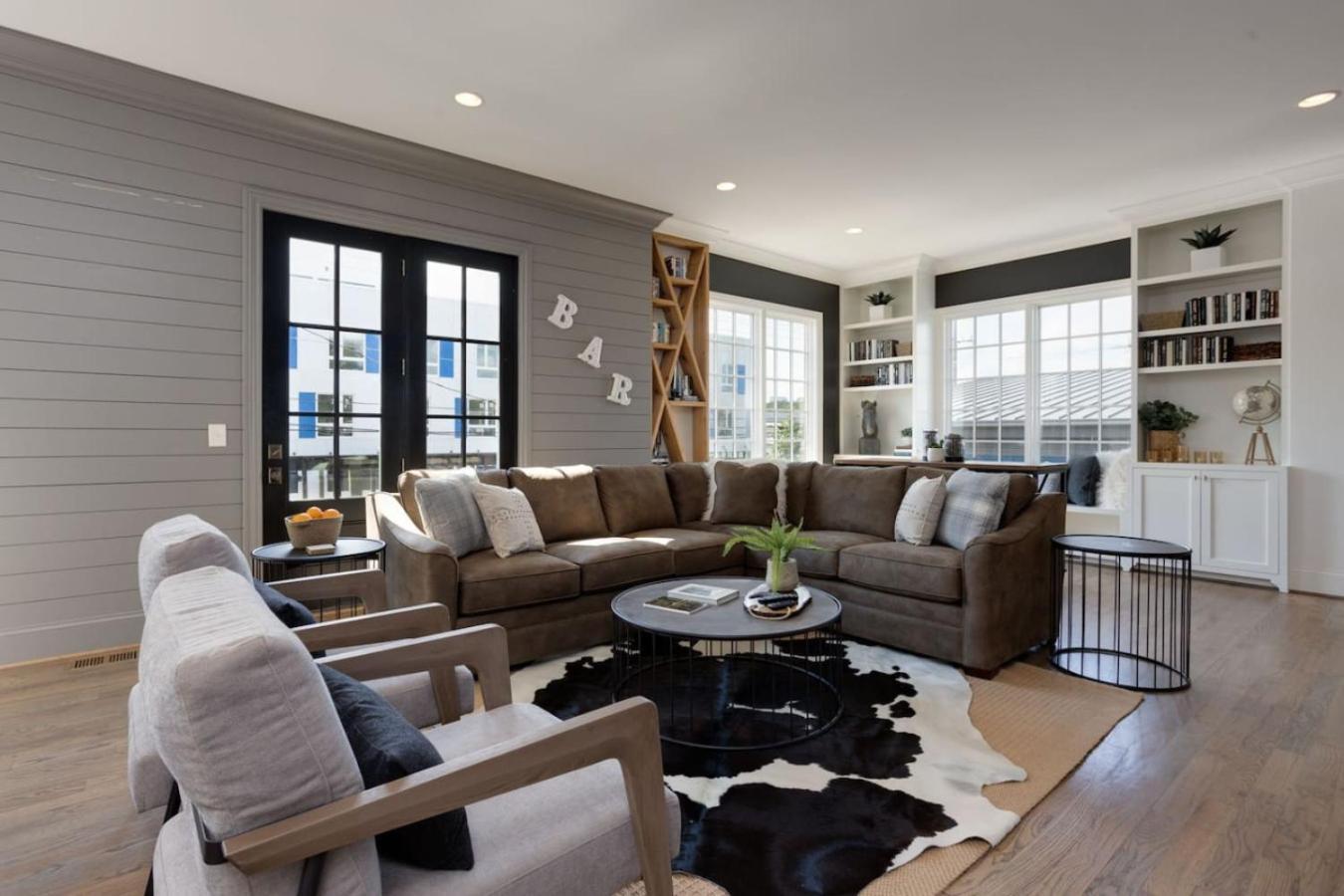 Downtown Luxury Large Townhome Lots Of Beds Holiday home