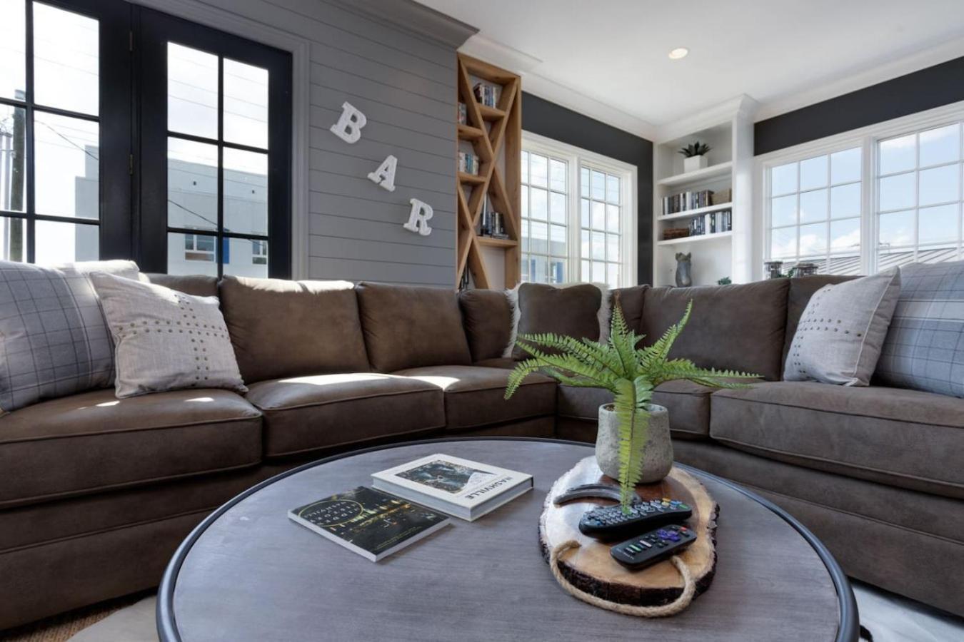 Downtown Luxury Large Townhome Lots Of Beds Holiday home