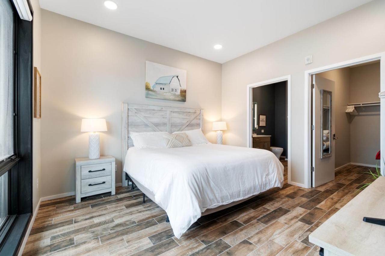 Illume New Modern Downtown Views With A Pool