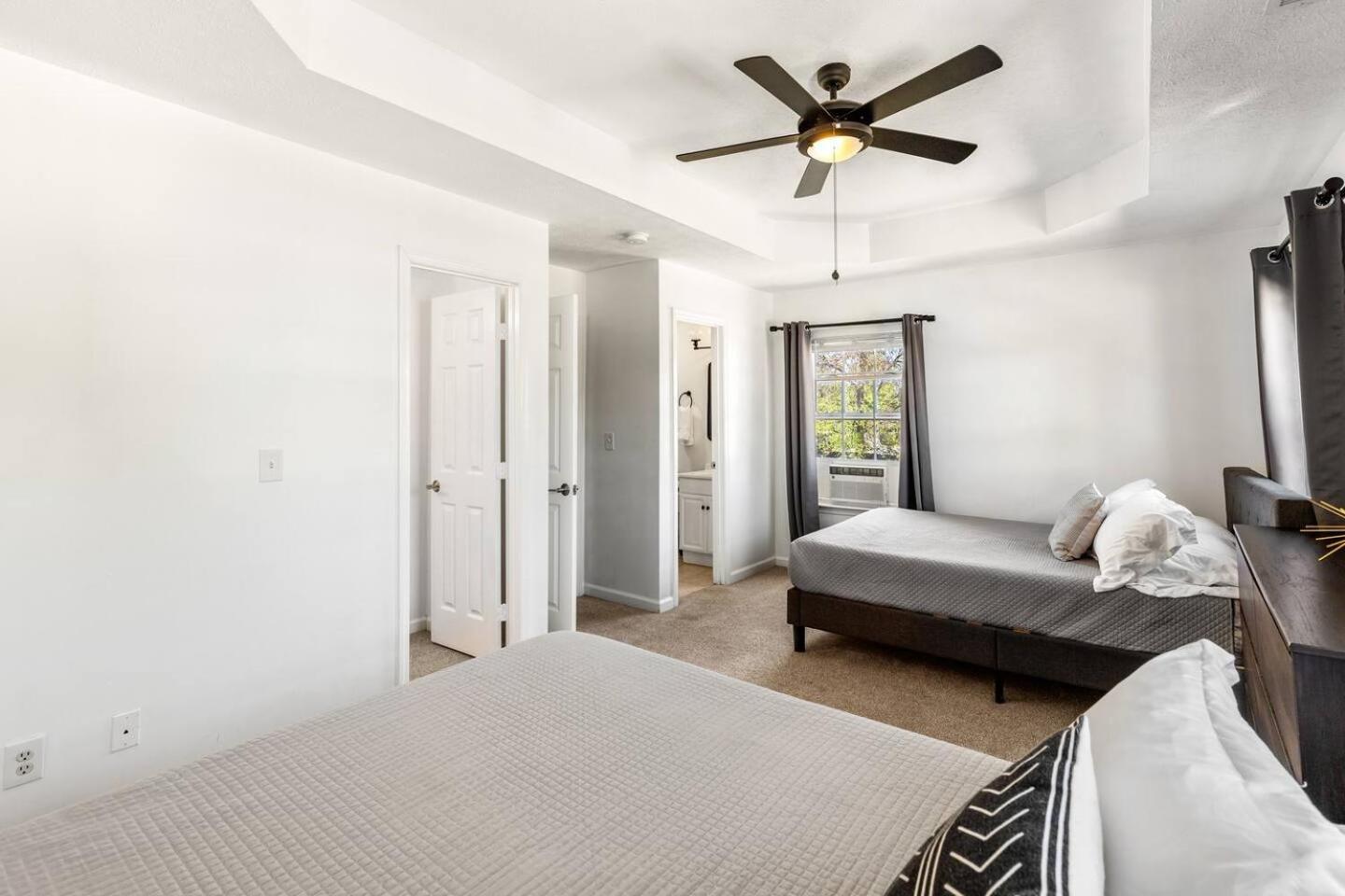 Holiday home Perfect Sleep 20 Downtown 10 Queen Beds *