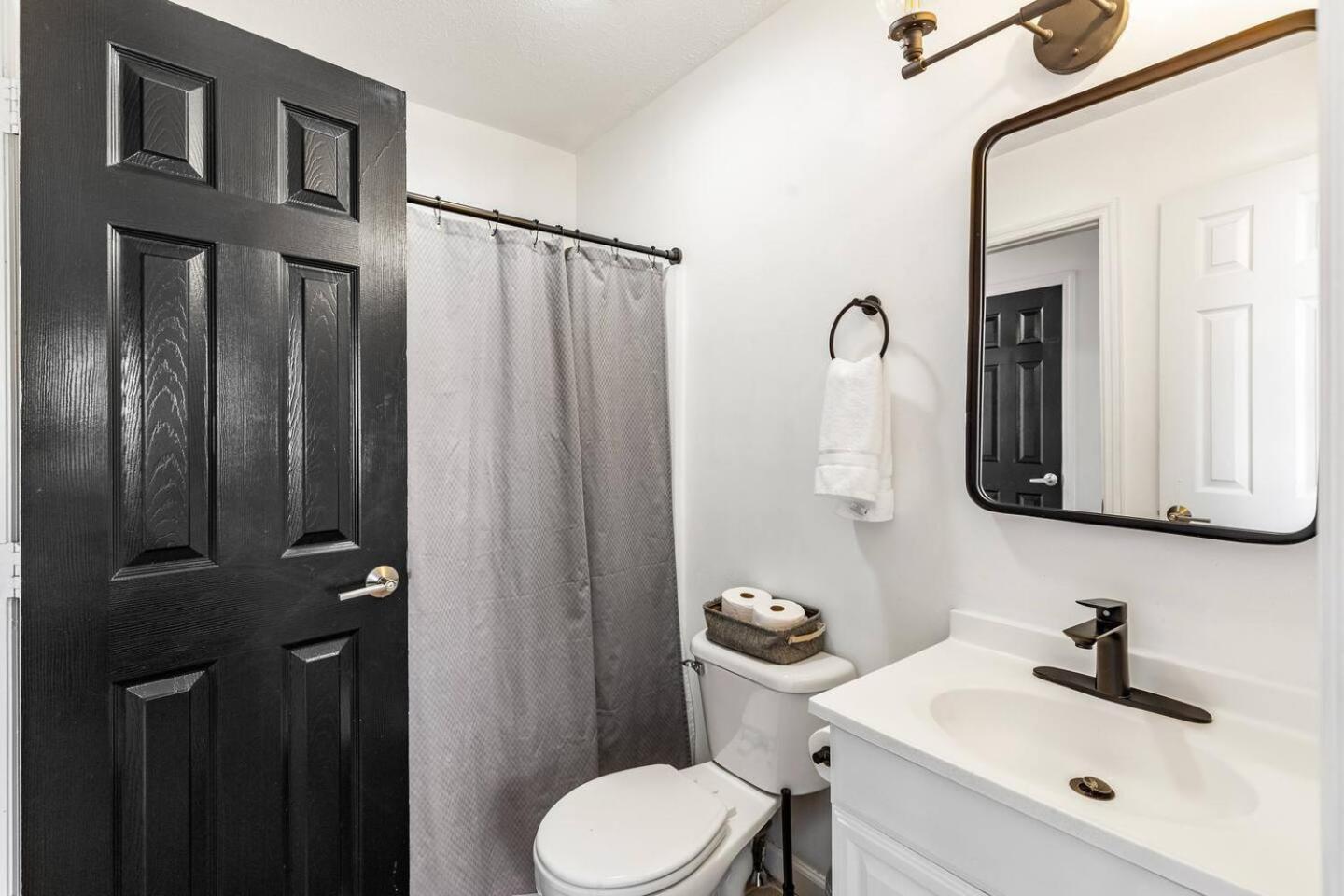 Perfect Sleep 20 Downtown 10 Queen Beds Holiday home *