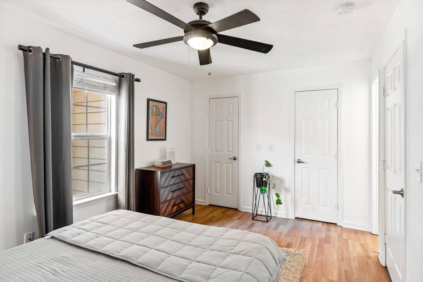 Perfect Sleep 20 Downtown 10 Queen Beds Holiday home *