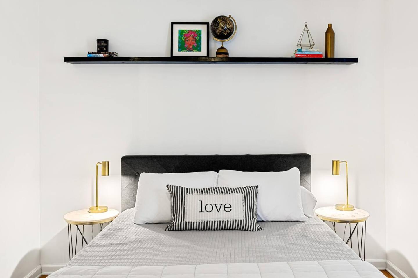 Perfect Sleep 20 Downtown 10 Queen Beds Holiday home *