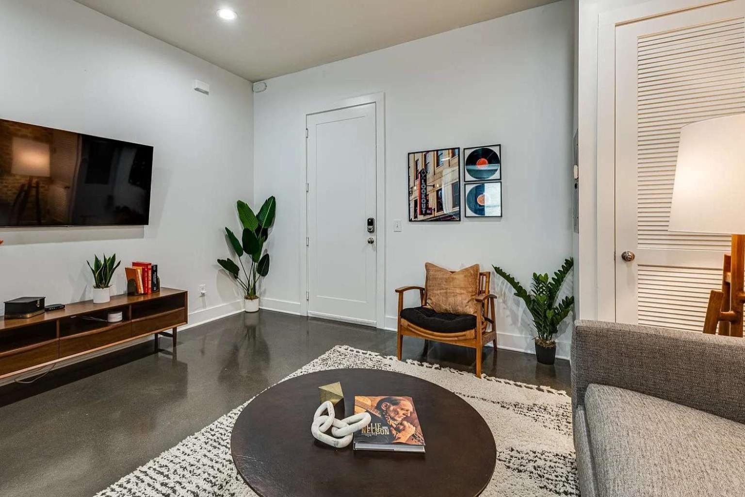 Apartment Modern King Bed Free Parking Downtown