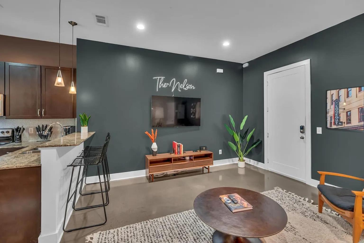 Apartment Modern King Bed Free Parking Downtown *