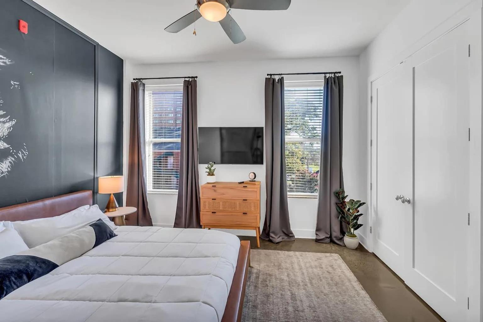 Modern King Bed Free Parking Downtown
