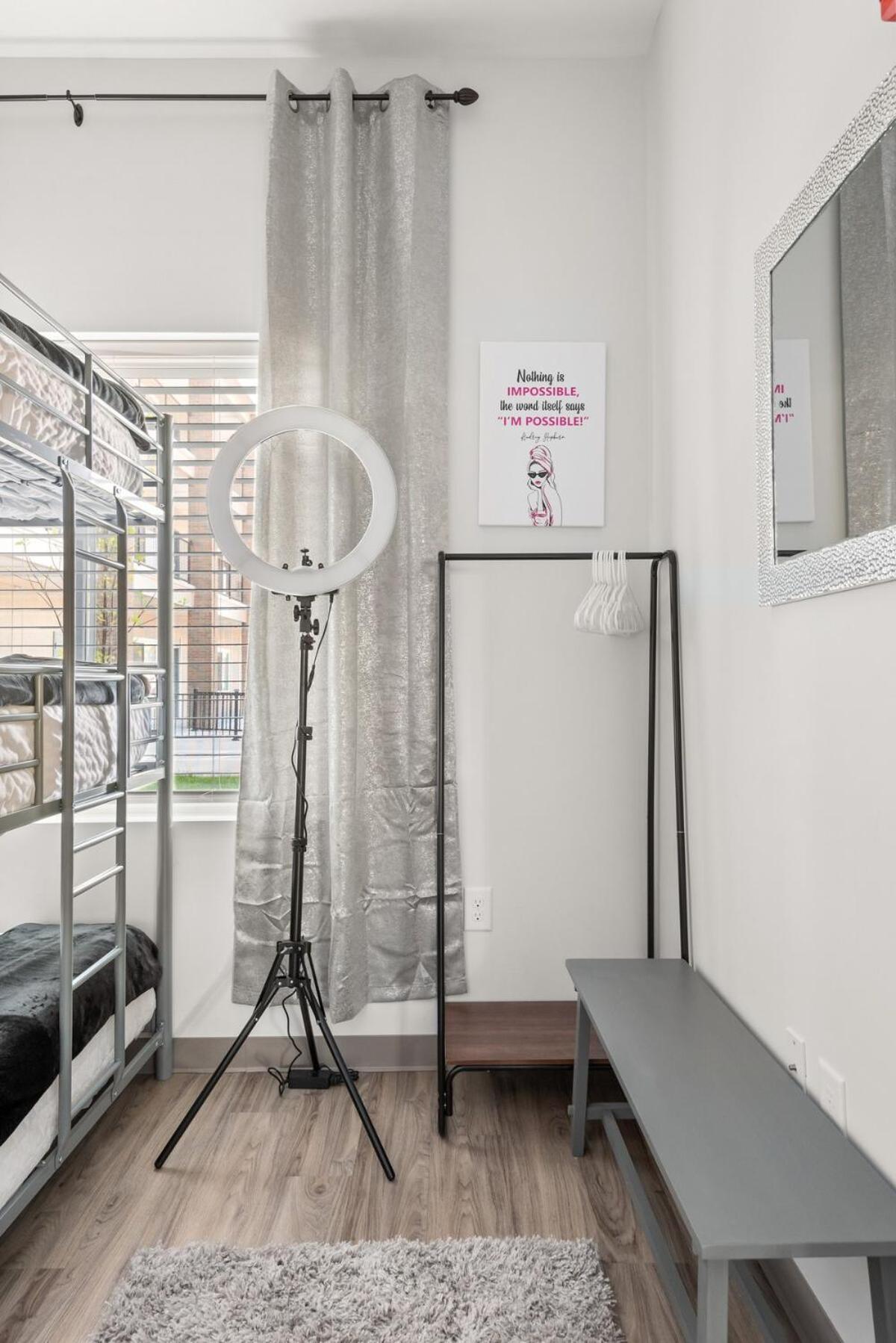 Unit 106 Stylish With Free Parking And Close To Downtown *