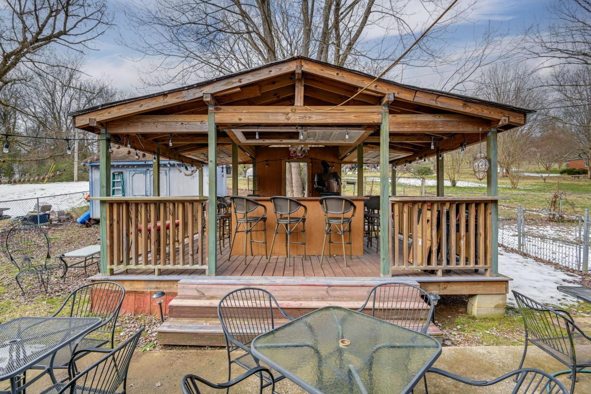 Holiday home 6 Mi To Downtown 70s-themed In Nashville!
