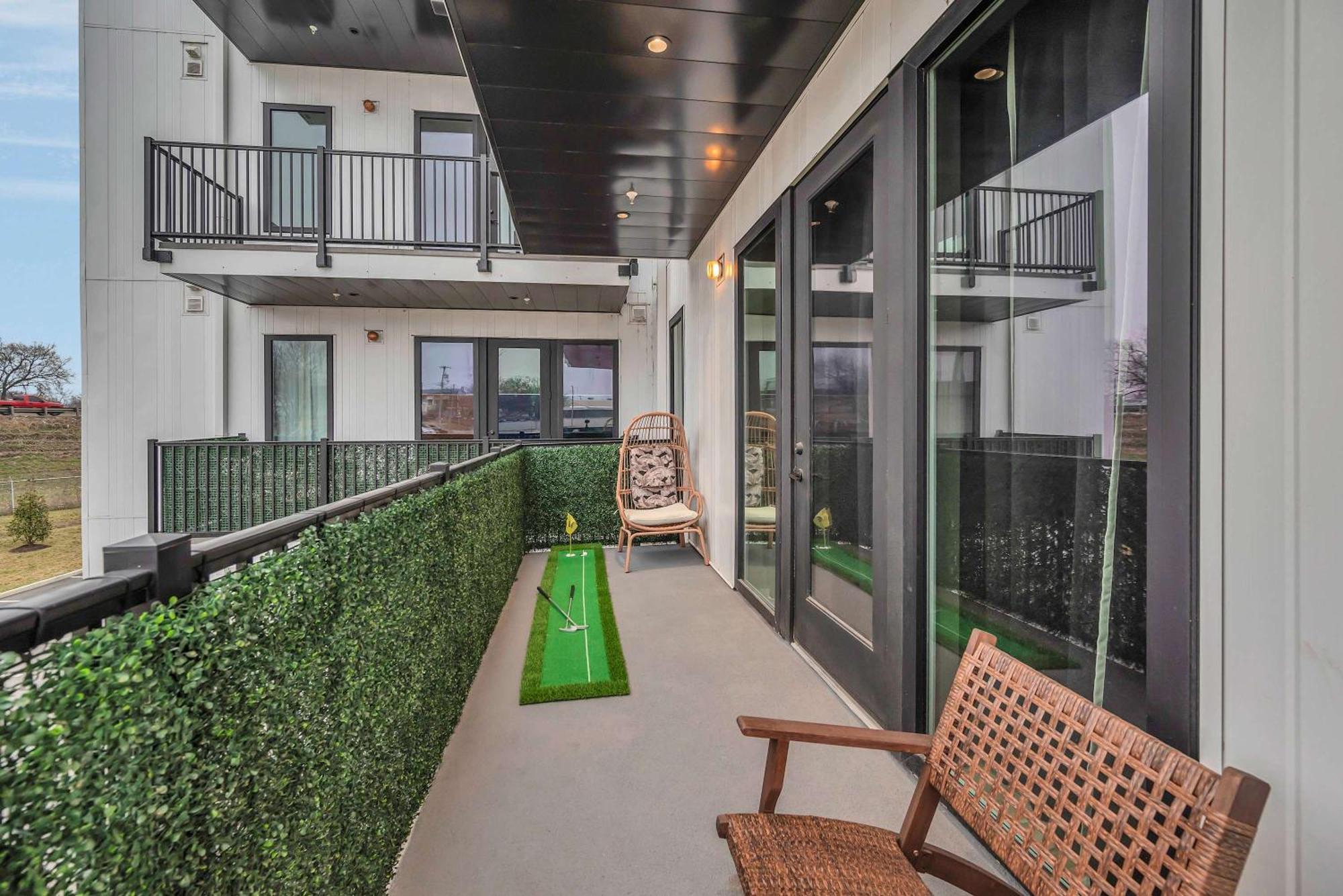 The Lounge Minutes From Downtown Apartment
