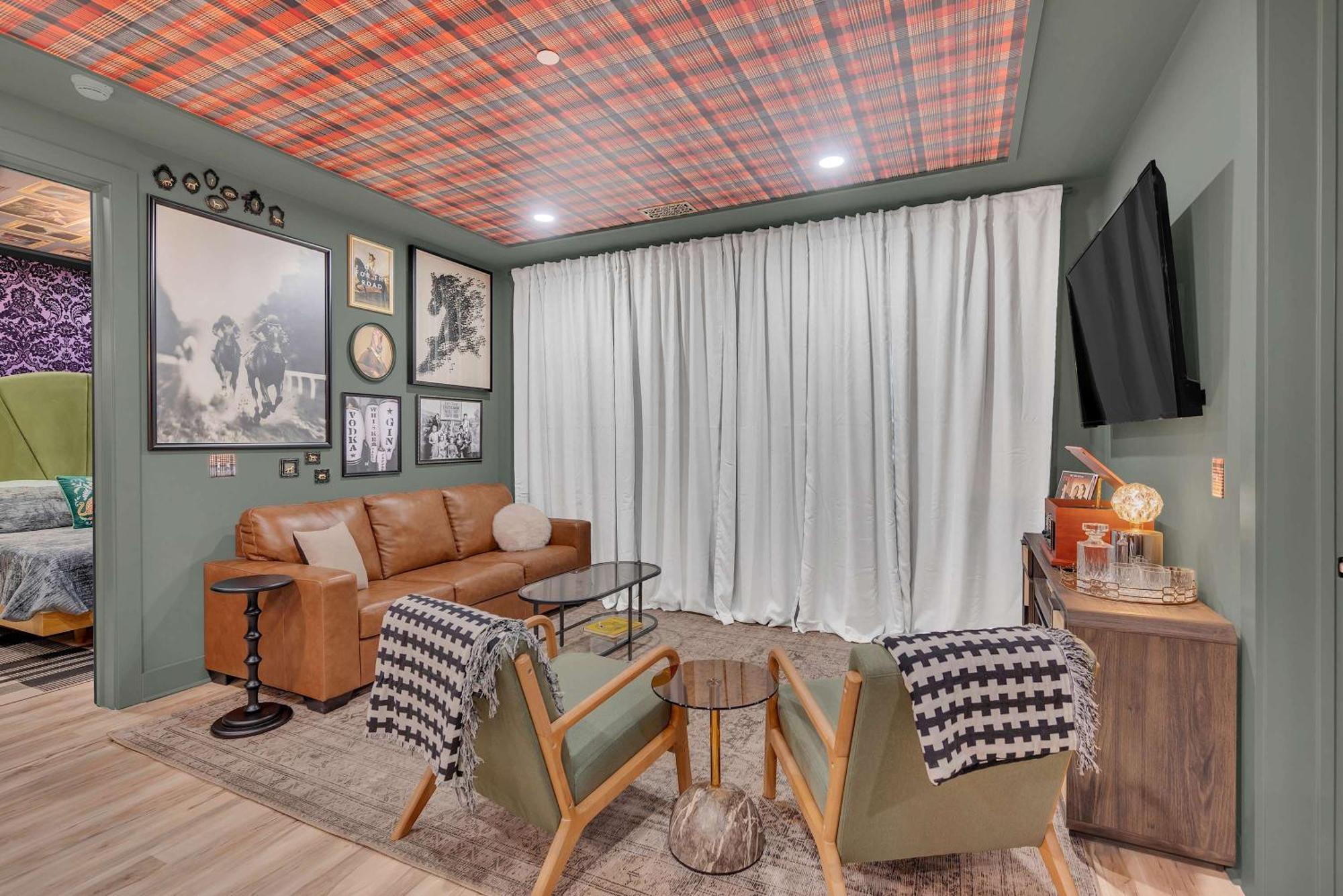 The Lounge Minutes From Downtown Apartment *