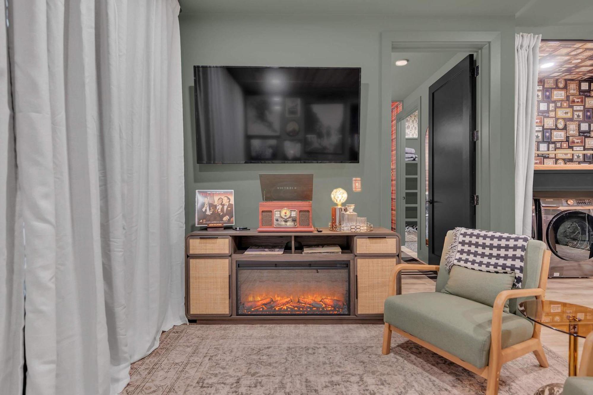 The Lounge Minutes From Downtown Apartment