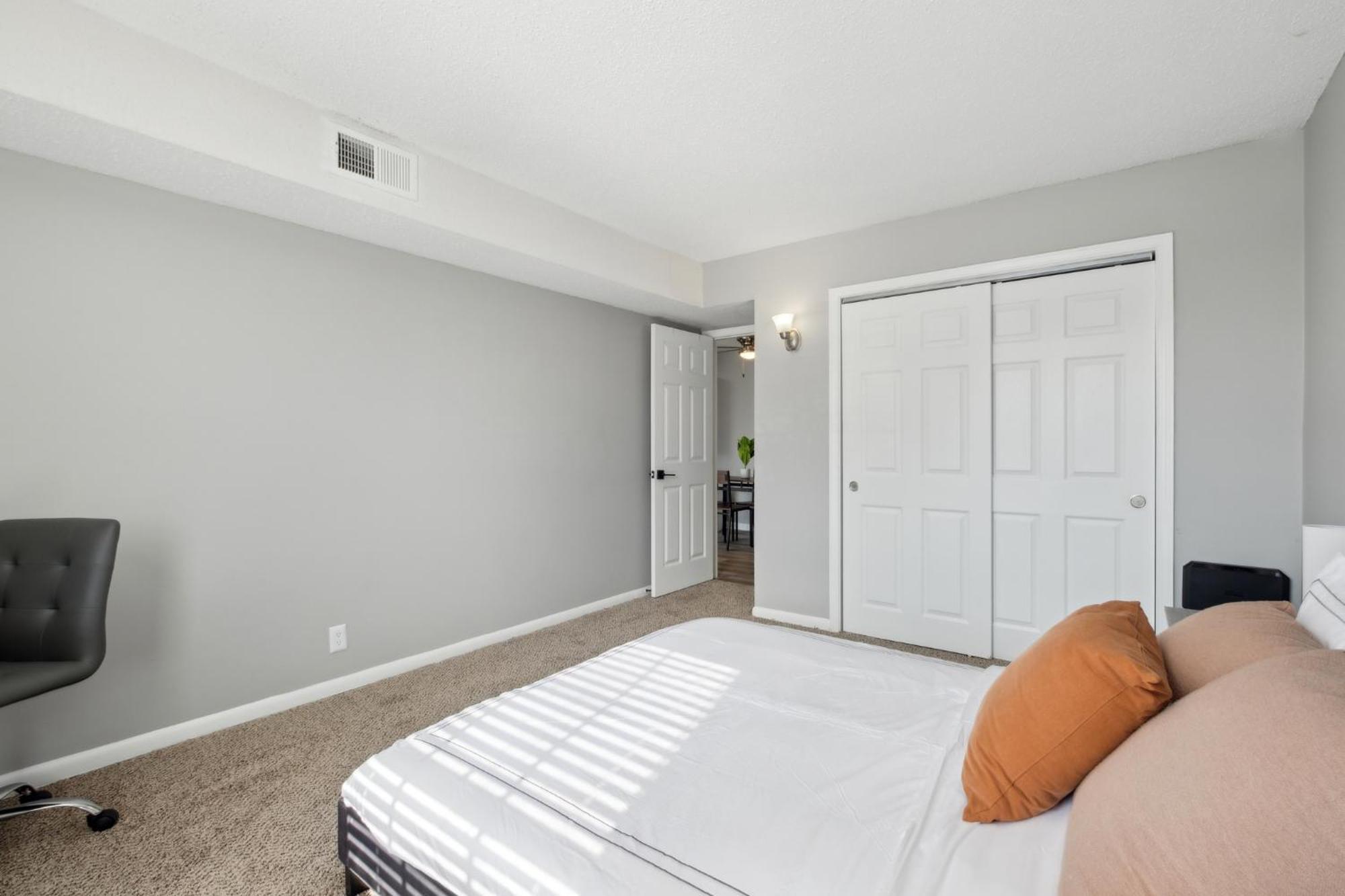Brentwood C2 I Cozy & Comfy I 2bd I Free Parking Apartment
