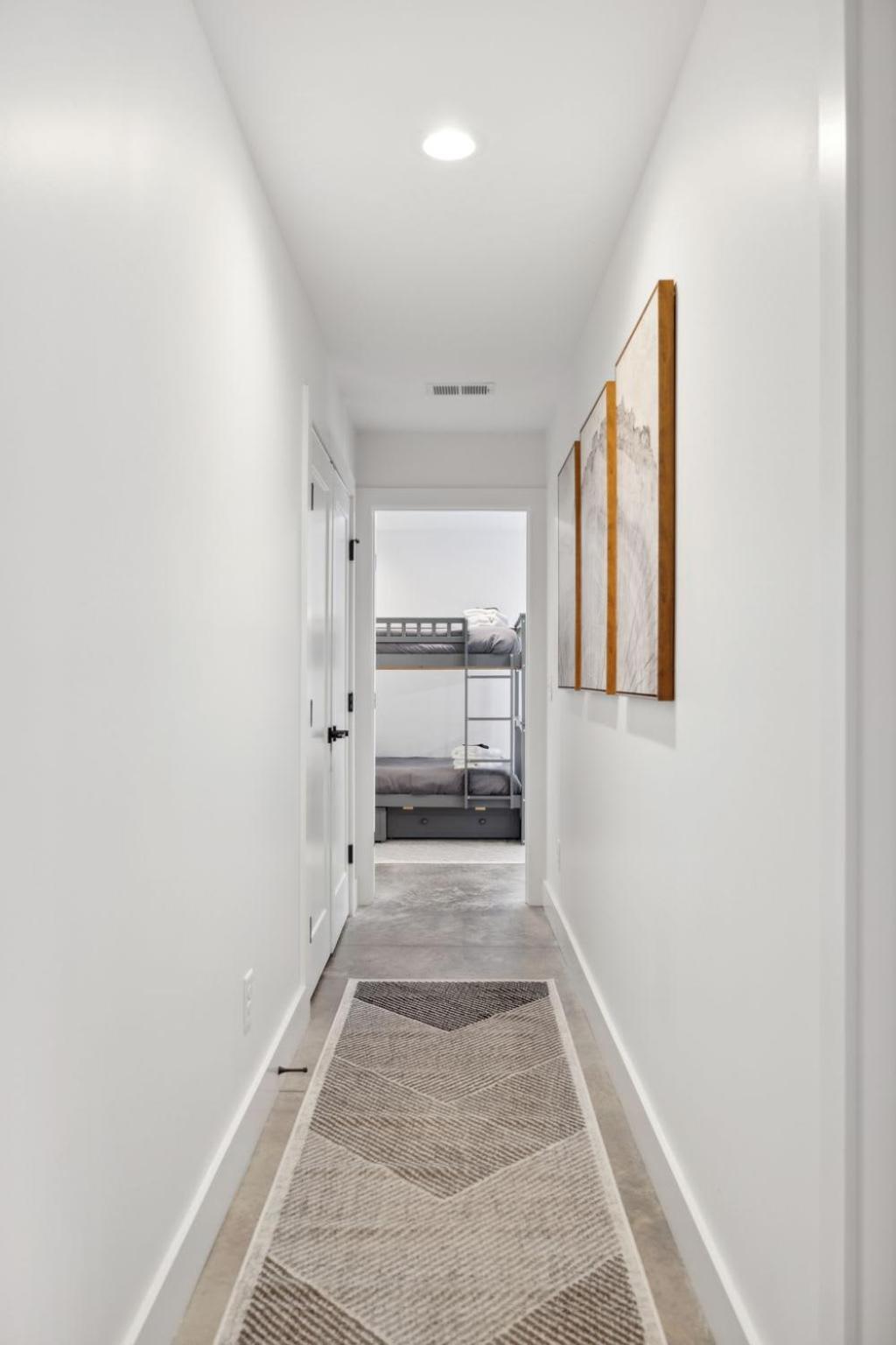 1st Flr Escape Downtown & Spots Holiday home