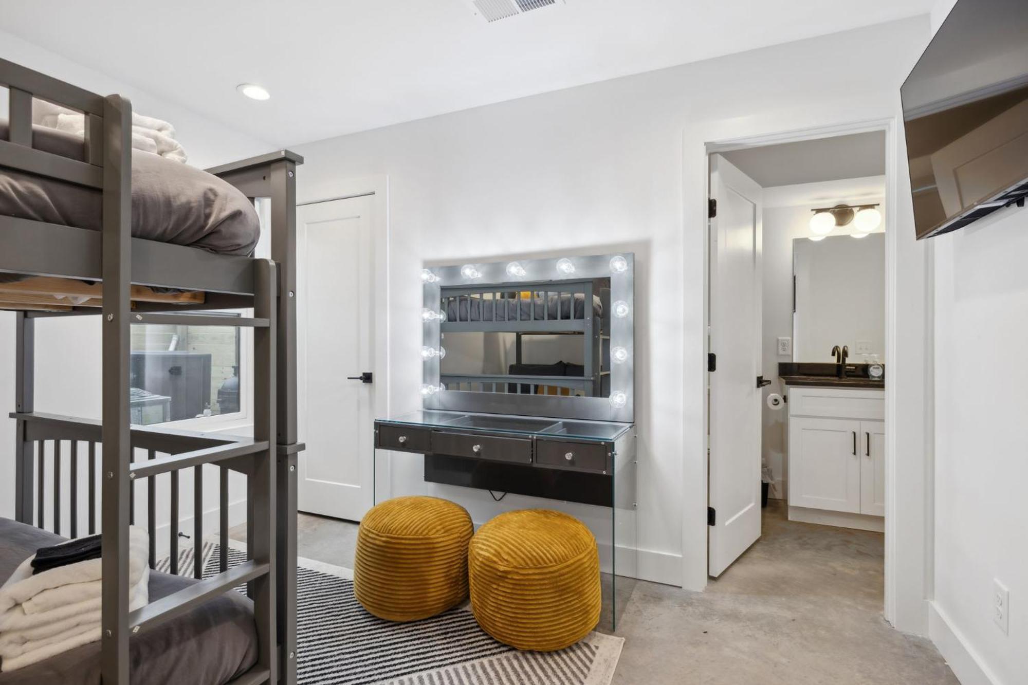 Holiday home 1st Flr Escape Downtown & Spots *