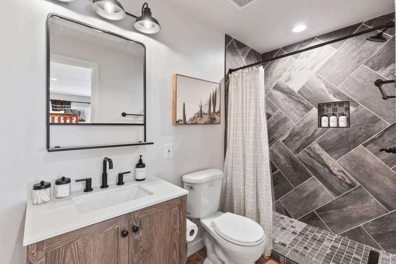 Holiday home Chic And Cozy -walk To Bars, Coffee, Restaurants *