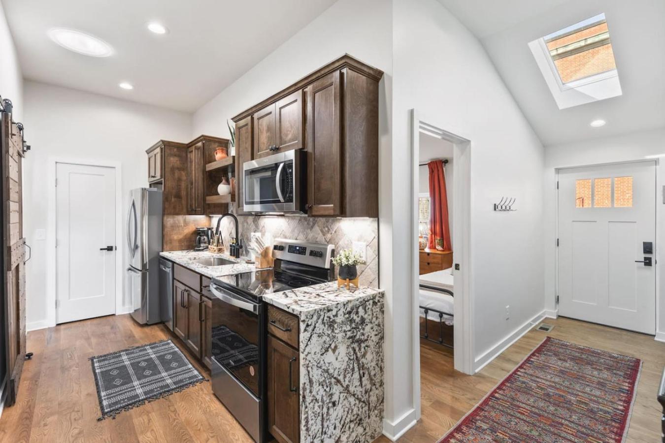 Holiday home Chic And Cozy -walk To Bars, Coffee, Restaurants *