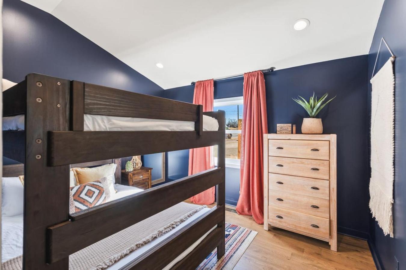 Chic And Cozy -walk To Bars, Coffee, Restaurants Holiday home *