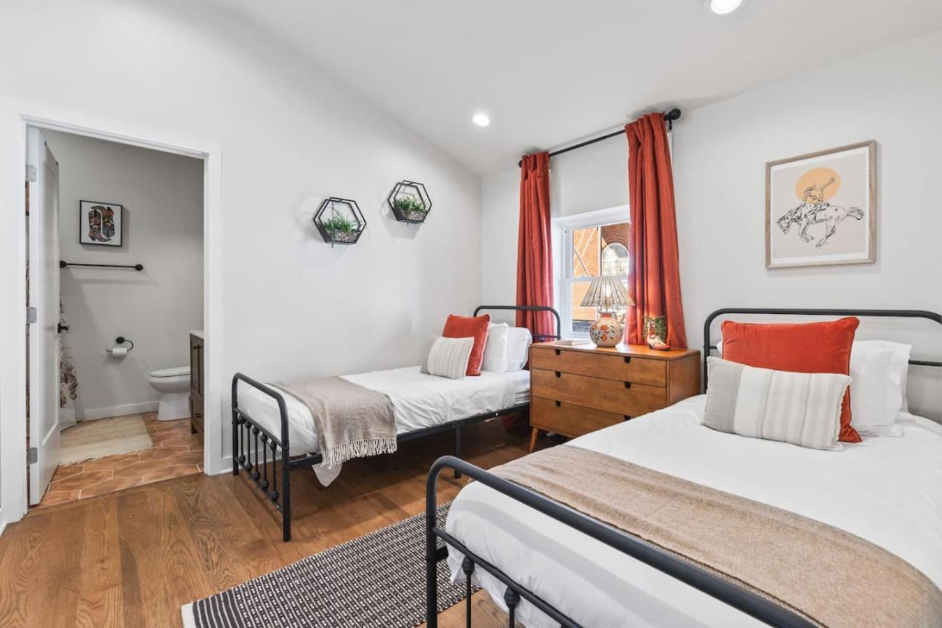 Holiday home Chic And Cozy -walk To Bars, Coffee, Restaurants *