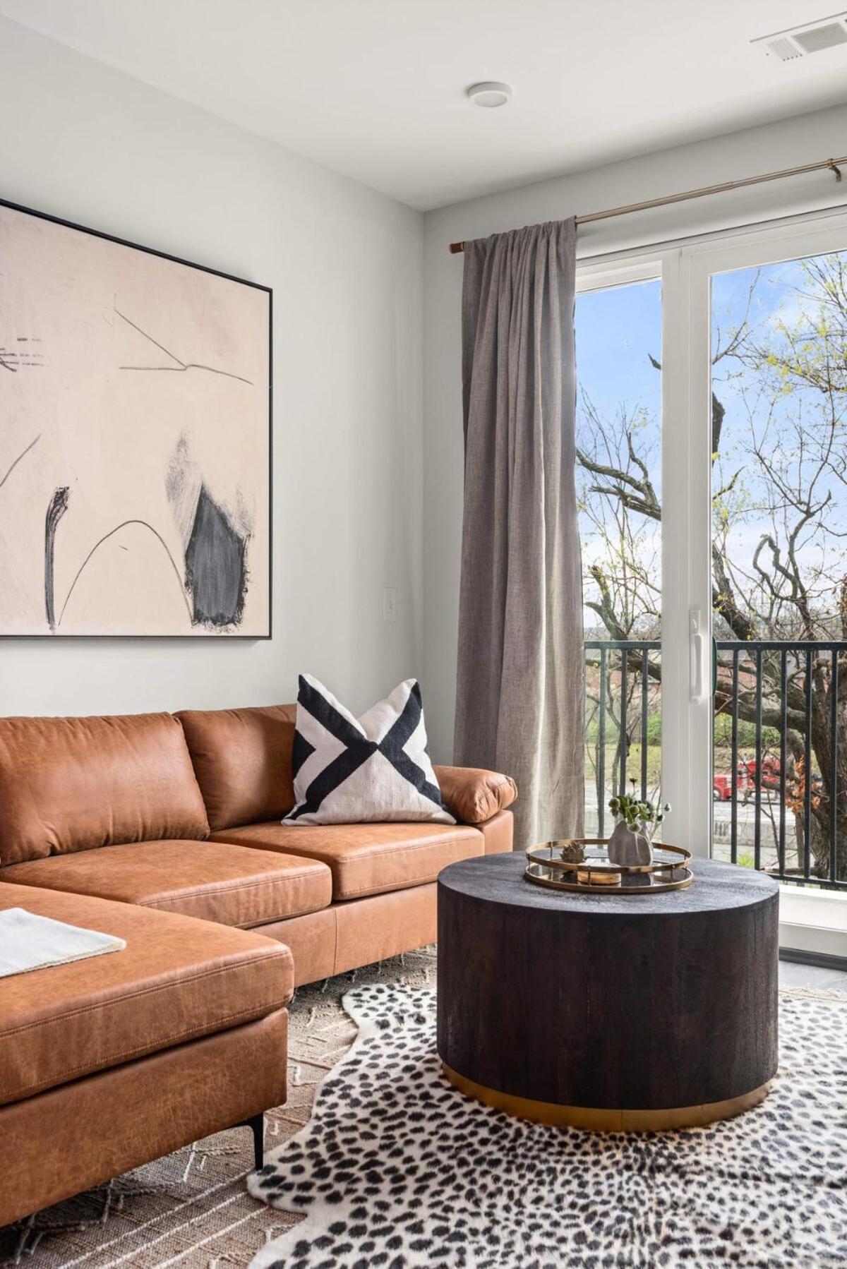 Stunning Sobro - 3 Bedrooms Downtown Brand New Apartment *