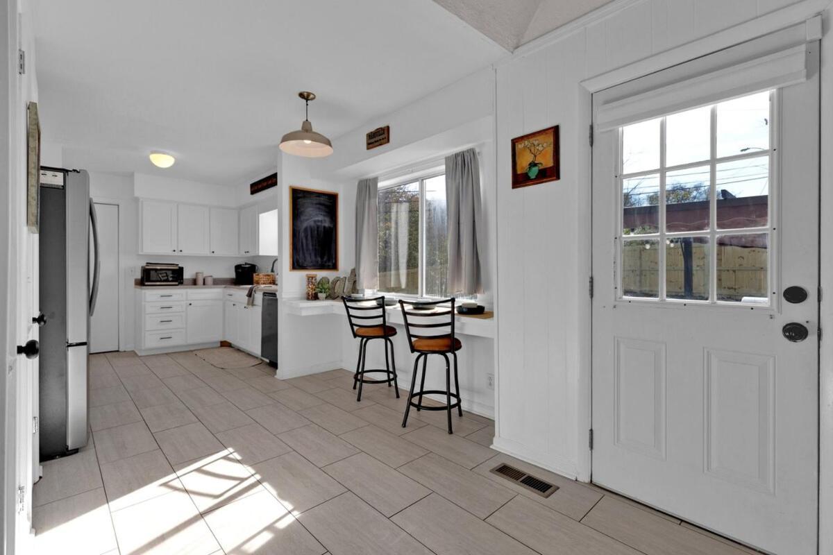 8 Beds! Spacious Abode Ideal For Larger Groups!