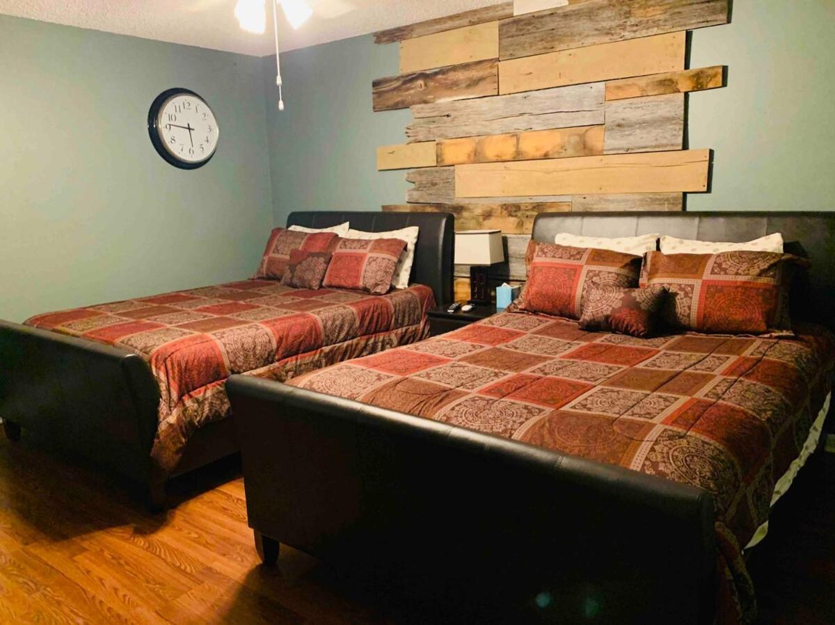 8 Beds! Spacious Abode Ideal For Larger Groups! Holiday home