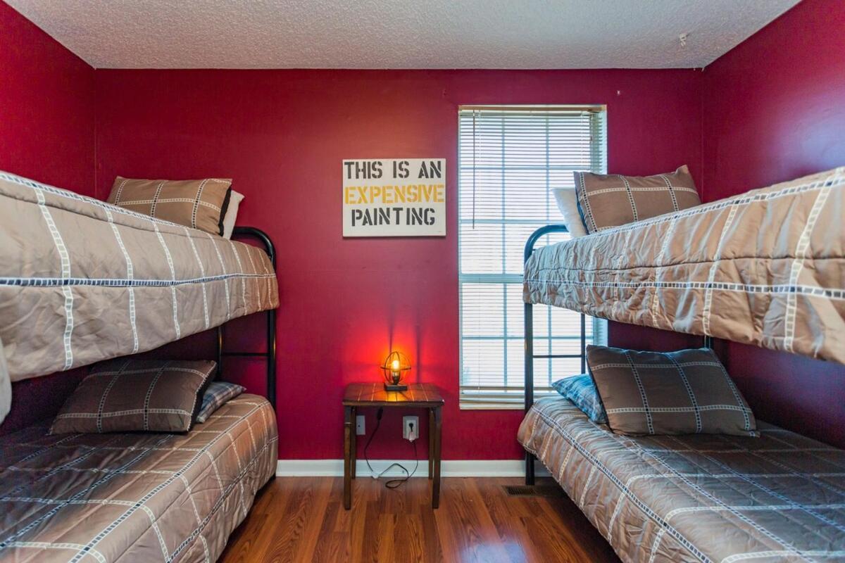 8 Beds! Spacious Abode Ideal For Larger Groups! Holiday home Nashville