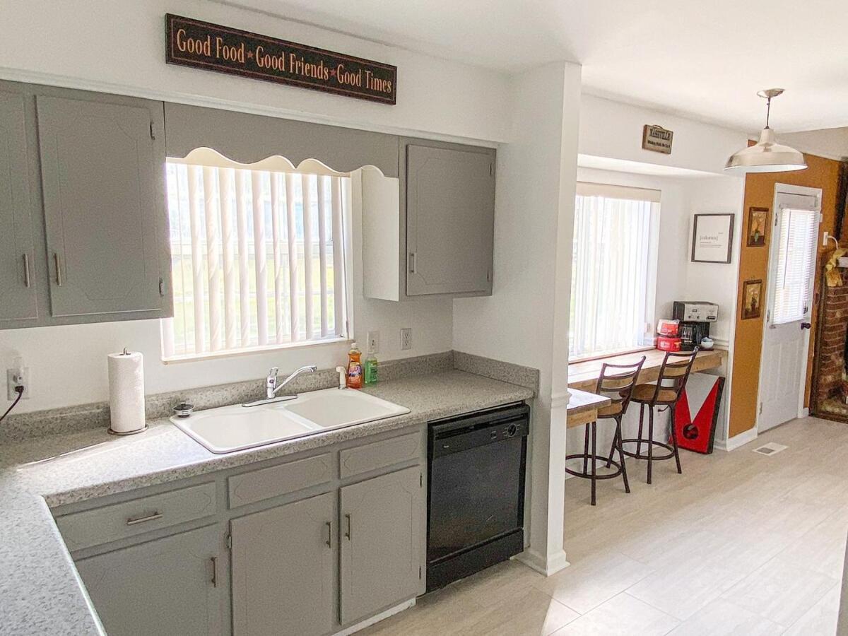 8 Beds! Spacious Abode Ideal For Larger Groups! * Nashville