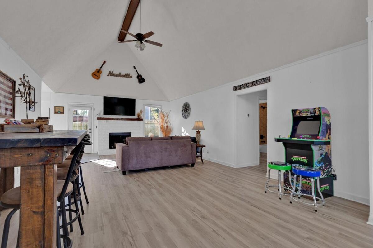 8 Beds! Spacious Abode Ideal For Larger Groups! Holiday home