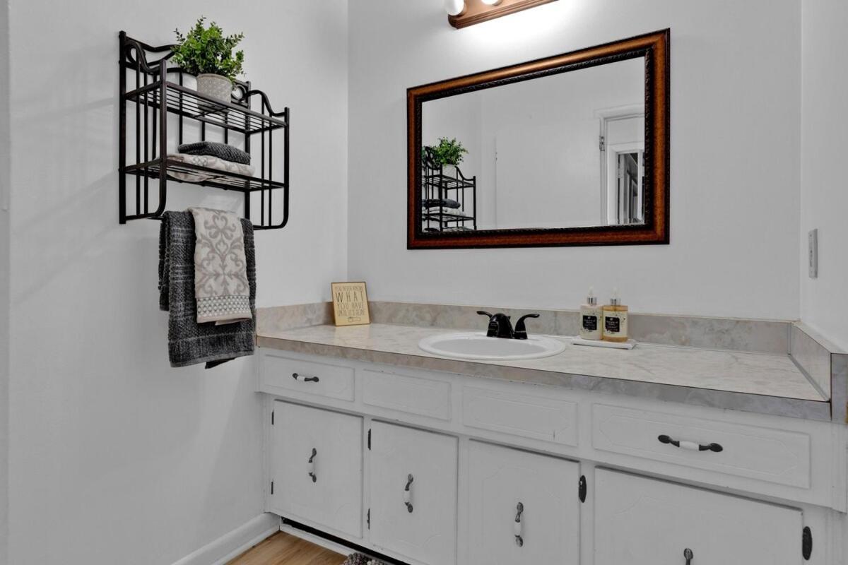 8 Beds! Spacious Abode Ideal For Larger Groups! *