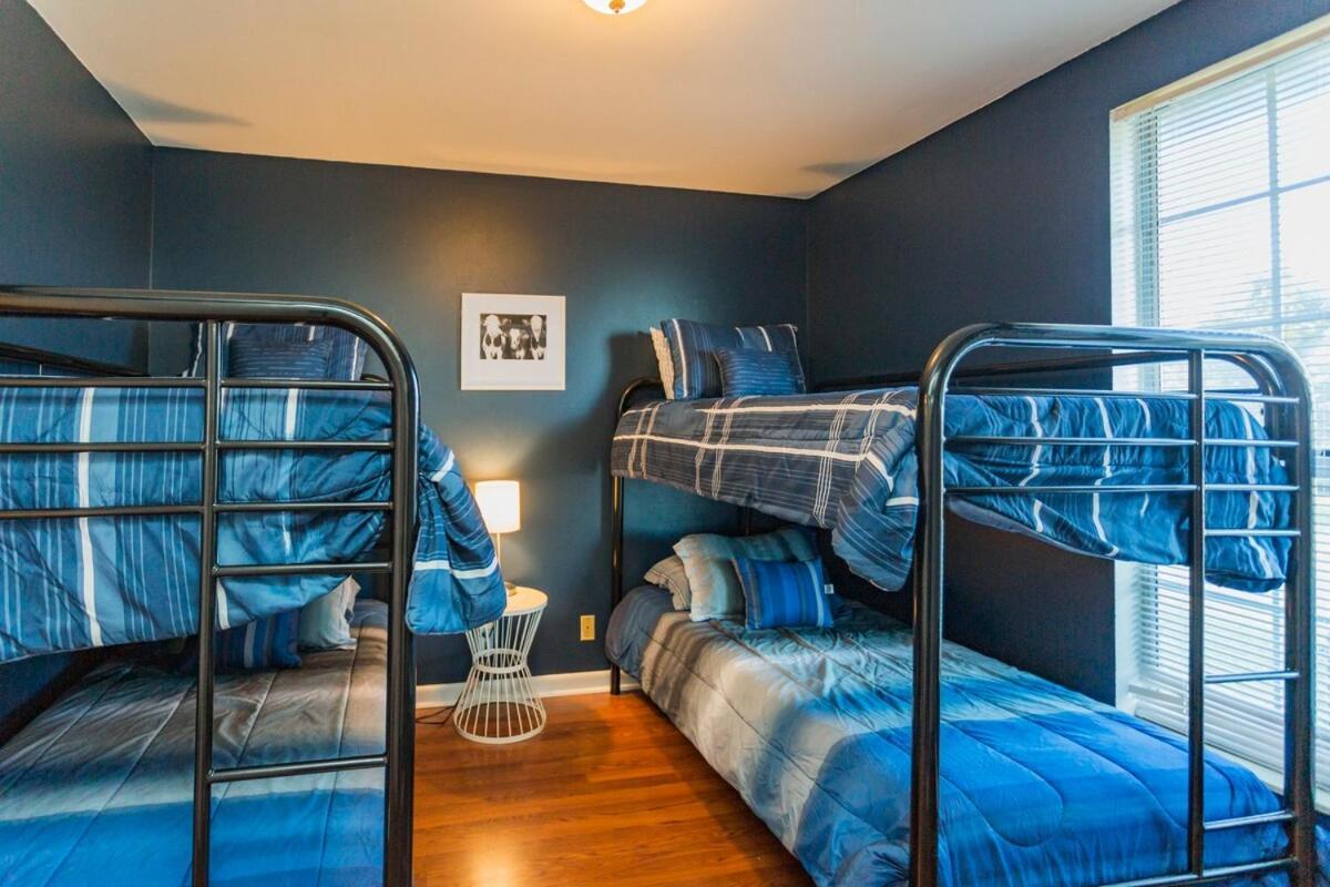 8 Beds! Spacious Abode Ideal For Larger Groups! Holiday home *
