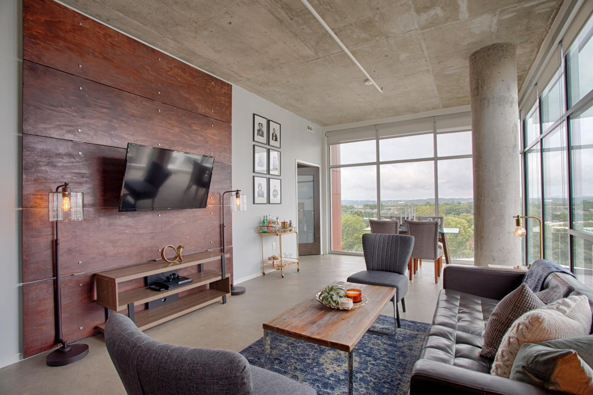 5m636- Views With Floor To Ceiling Windows Nashville