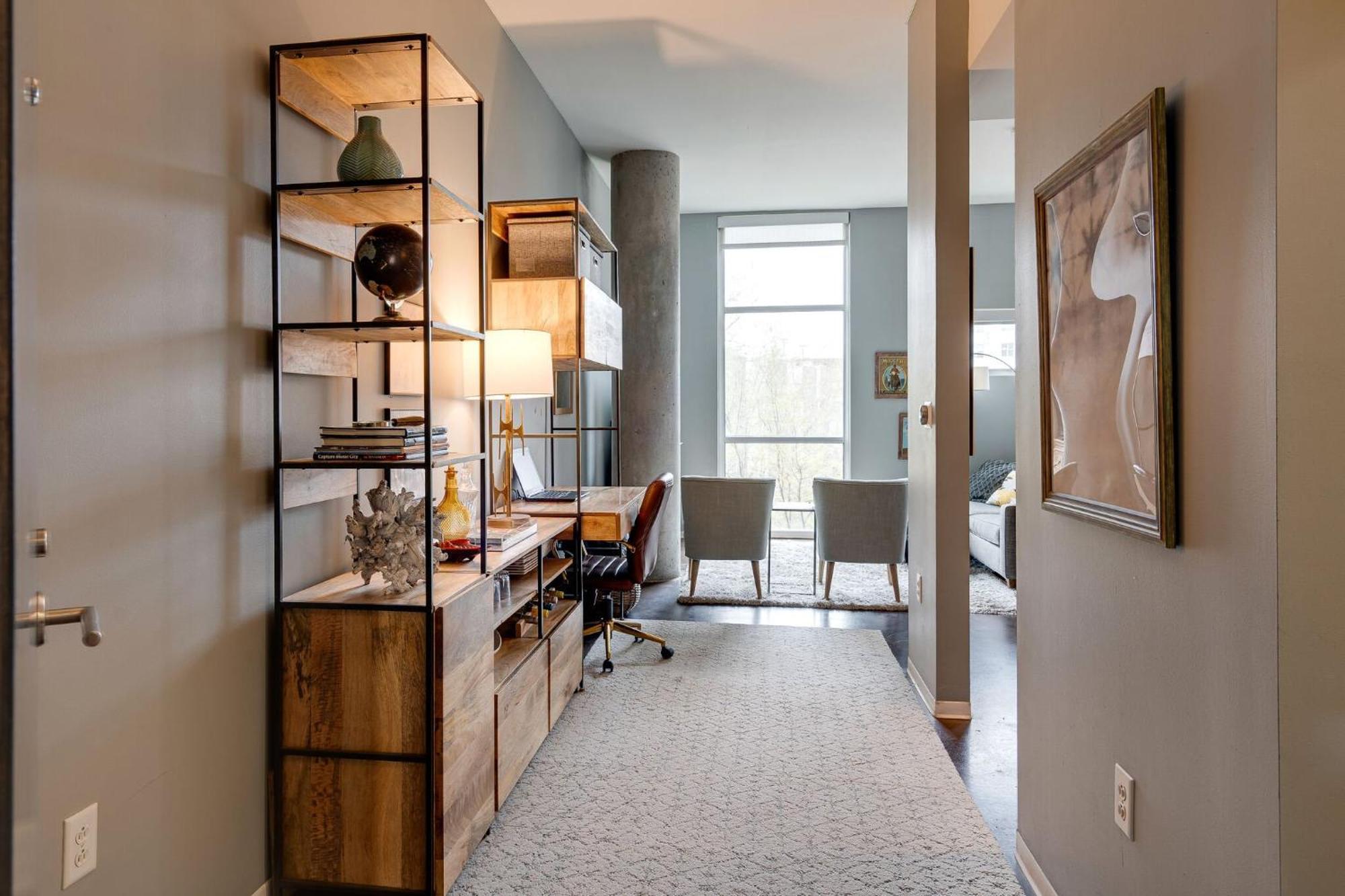 5m203- Smart Stylish Music Nashville